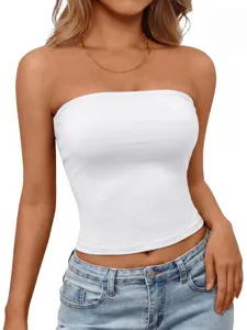 Detailansicht eines schlichten weißen trägerlosen Bandeau-Tops für Damen, enganliegend.