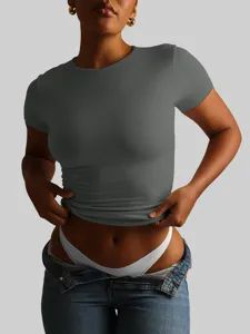 Dettaglio top corto maniche corte slim, tinta unita girocollo, maglietta streetwear moda estate.