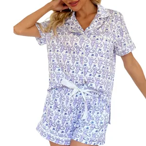 Vista dettagliata del set pigiama corto da donna con stampa scimmia viola e fiocco.