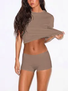 Ensemble t-shirt court extensible marron et short moulant assorti, vue de détail confortable.