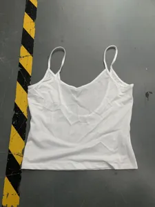 Vue détaillée du top caraco blanc, gros plan sur la texture du tissu doux et fines bretelles.