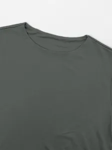 Primo piano dettagliato del tessuto e dello scollo rotondo della t-shirt grigia.