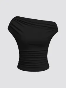 Dettaglio nero a costine con scollo asimmetrico e tessitura arricciata elegante.