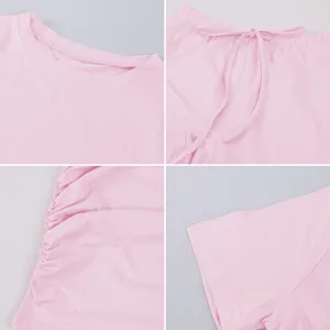 Détails en gros plan d'un ensemble rose avec col, cordon de serrage et fronces élégantes.