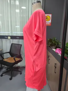 Detalle de vestido corto holgado rojo con ajuste cómodo de cuello redondo para mujeres.
