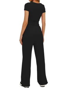Ensemble décontracté noir uni pour femme haut manches courtes et pantalon large taille haute.