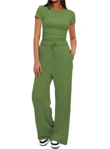 Ensemble de détente uni et décontracté comprenant un haut à manches courtes et large pantalon.