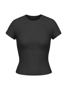 Λεπτομέρεια μαύρου εφαρμοστού βασικού T-shirt κοντού μανικιού με ελαστικό ύφασμα και λείο γιακά.