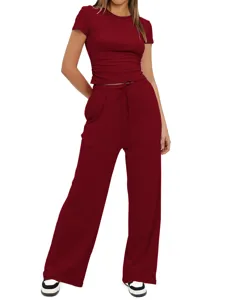 Vue détaillée de l'ensemble décontracté bordeaux avec haut court et pantalon large.