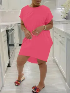 Vista detallada del cómodo vestido casual holgado de manga corta y cuello redondo rosa.