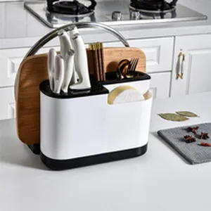 Vue détaillée d'un porte-couteaux de cuisine et d'un organisateur de planche à découper.