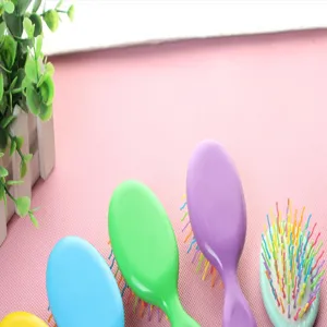 Detalle de cepillo de pelo de aire colorido de caramelo, mini herramienta de estilo portatil.