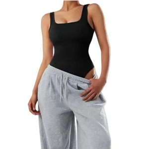 Body nero a costole da donna con scollo quadrato smanicato abbinato a pantaloni grigi dettaglio.