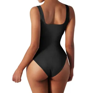 Body nero a costine senza maniche con scollo quadrato, dettaglio posteriore dalla vestibilità slim.