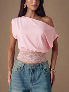Detailansicht des rosa One-Schulter-Tops mit edler Spitzenbesatzung an der Taille.