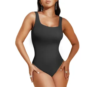Dettaglio body nero a costine senza maniche da donna, tutina aderente basic ed elegante.