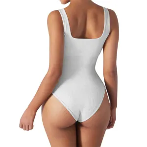 Vista posteriore dettagliata del body bianco a coste senza maniche e scollo quadrato.