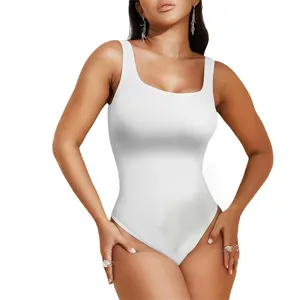Vista dettagliata del body donna bianco a costine senza maniche con scollo scoop per tessuti.