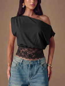 Detailansicht des eleganten schwarzen One-Shoulder-T-Shirts mit feiner Spitzentaille.