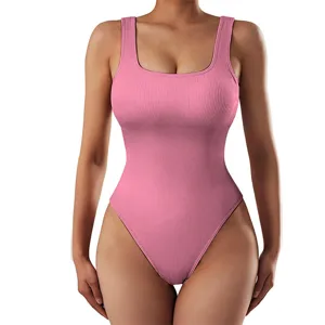 Vista dettagliata di un body rosa a coste senza maniche con scollo tondo e tessitura.