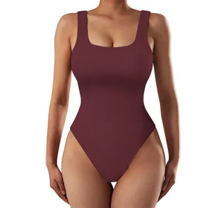 Dettaglio del body smanicato a coste che mostra la trama in maglia e lo scollo U aderente.