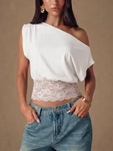 Detailansicht des weißen One-Shoulder Kurzarm T-Shirts mit elegantem Spitzen Saum.