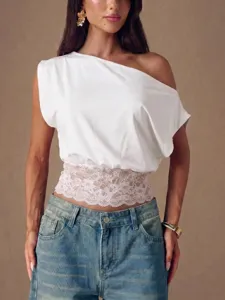 Detailansicht des weißen schulterfreien Kurzarm-T-Shirts für Damen mit Taillenspitze.
