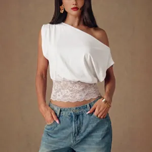 Elegantes asymmetrisches Damen T-Shirt in Weiß mit Spitzen-Taille für modische Frühlings-Looks.
