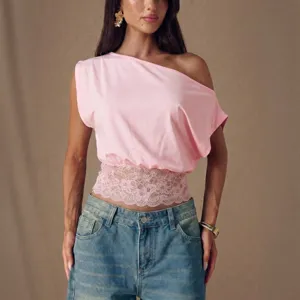 Schickes rosa One-Shoulder-Kurzarmtop mit einem eleganten Spitzensaum in der Taille.