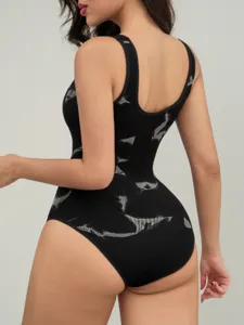 Vista dettagliata del body smanicato a coste nere, che evidenzia la texture e la vestibilità.