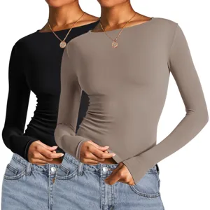 Details des einfarbigen, figurbetonten Langarm-Pullovers zeigen Ausschnitt und Stofftextur.