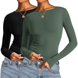 Nahaufnahme Detailansicht des figurbetonten Langarmshirt mit Stoffstruktur und Halsausschnitt.
