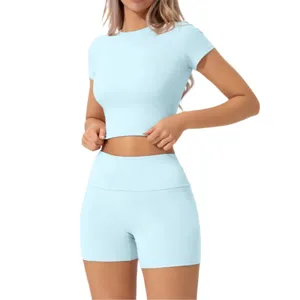Hellblaues Crop-Top und High-Waist-Shorts, weicher Stretch-Modal-Stoff für sommerliche Sportbekleidung.