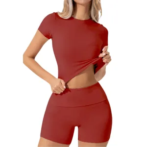 Rotes Kurzarm-Crop-Top und High-Waist-Shorts Sport-Freizeitset für den Sommer.