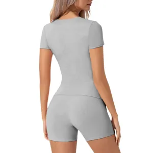 Detailansicht graues Damen Kurzarm Top und Shorts Sportbekleidung Set, figurbetont.