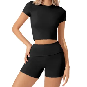 Damen schwarzes geripptes Crop Top und hochtaillierte Radlerhosen Sport Freizeit Set.