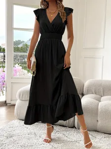Primer plano de elegante vestido largo negro con cuello en V y dobladillo con volantes.