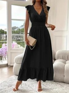 Vista detallada del vestido largo negro con mangas cortas y elegantes detalles en la cintura.