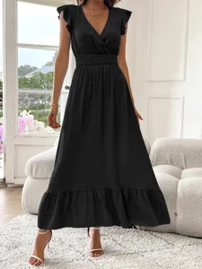 Vista de detalle del vestido largo negro de verano con cuello en V y cintura elástica.