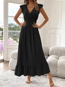 Vista detallada de vestido largo negro de mujer, mangas cortas con volantes, cuello en V, verano.