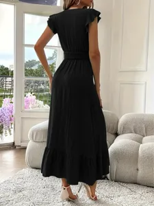 Vista detallada del elegante vestido largo negro de verano con hermosas mangas de volantes.