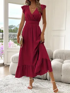Detalle del elegante vestido largo burdeos con cuello en V y dobladillo con volantes.