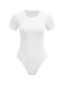 Gros plan détail de la texture et du tissu du body blanc côtelé à manches courtes.