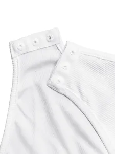 Gros plan sur les boutons-pression du body côtelé blanc, texture extensible et douce.
