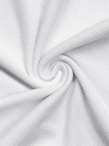 Gros plan detail du tissu blanc cotele souple, texture de matiere tricot stretch doux.