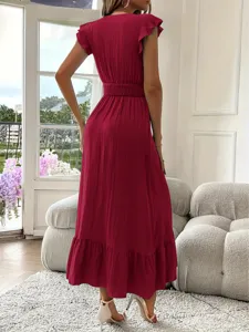 Detalle trasero del vestido largo borgoña de manga corta con volantes en el salón.