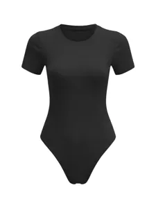 Gros plan détaillé sur le tissu côtelé extensible et la texture du body noir à manches courtes.