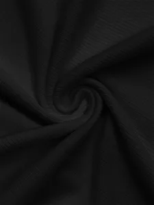 Gros plan sur la texture du tissu côtelé noir, montrant la matière tricotée extensible.