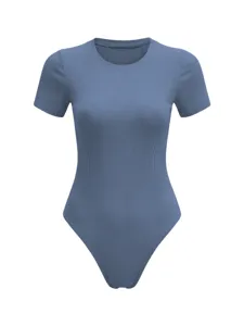 Vue détaillée de la texture du body côtelé bleu à manches courtes et col rond confortable.