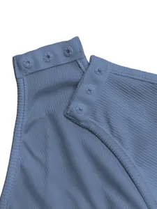 Détail d'épaule de body côtelé avec boutons-pression, gros plan en tissu extensible.